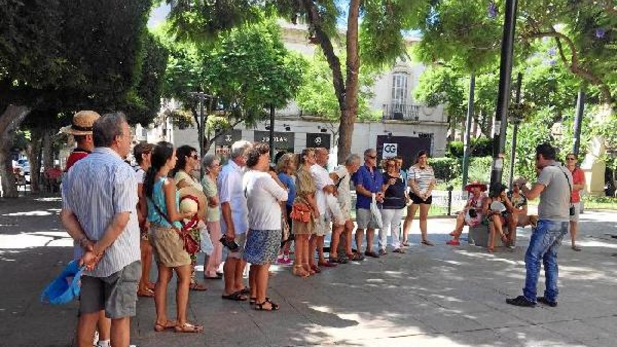 Los participantes, atentos al guía.