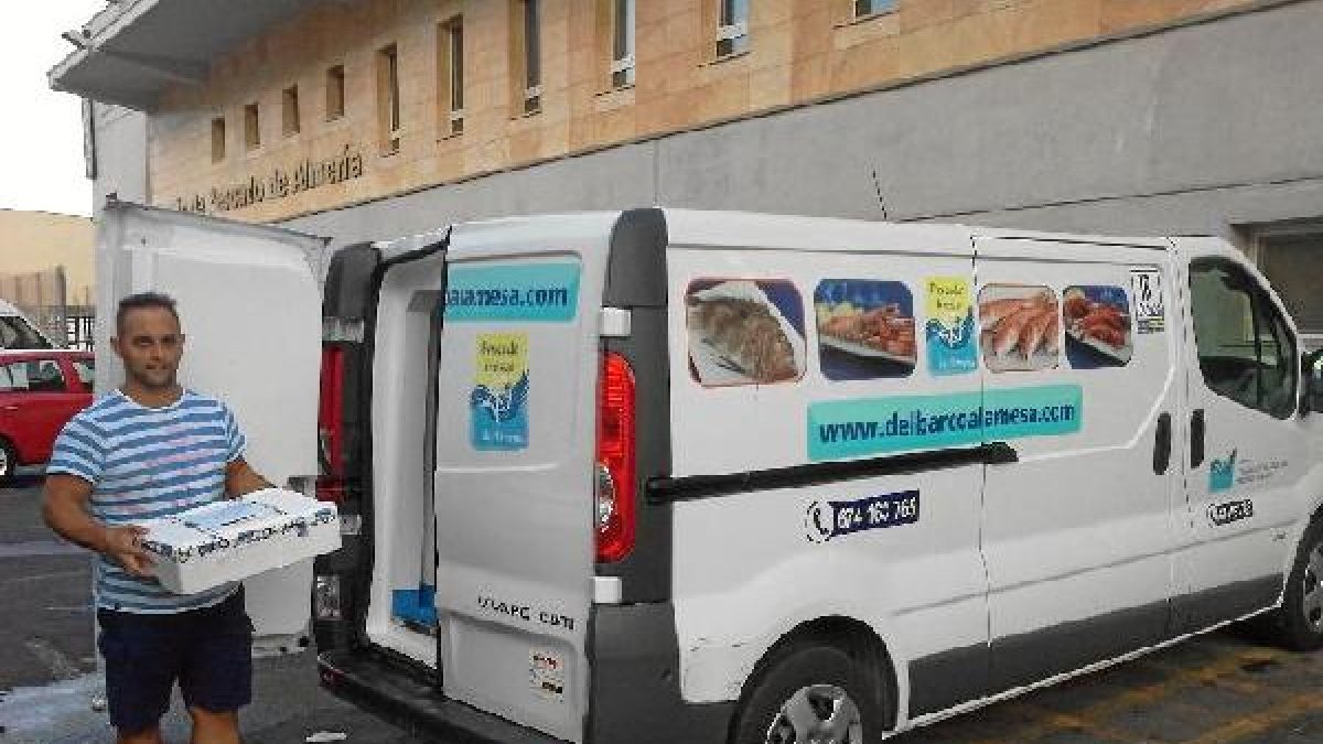 Un repartidor de pescado de la empresa de venta por internet