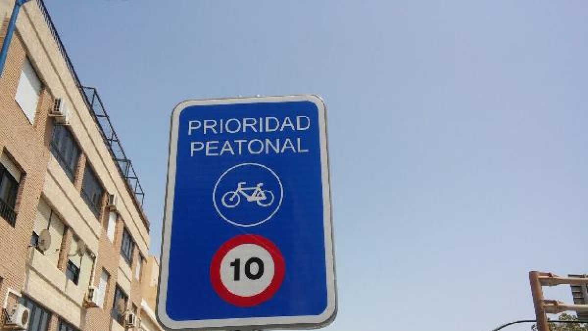 Señalización en el carril bici del Paseo Marítimo de Almería.