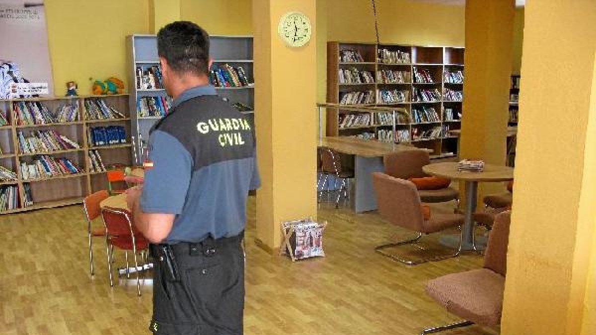 Un agente de la Guardia Civil en la biblioteca municipal.
