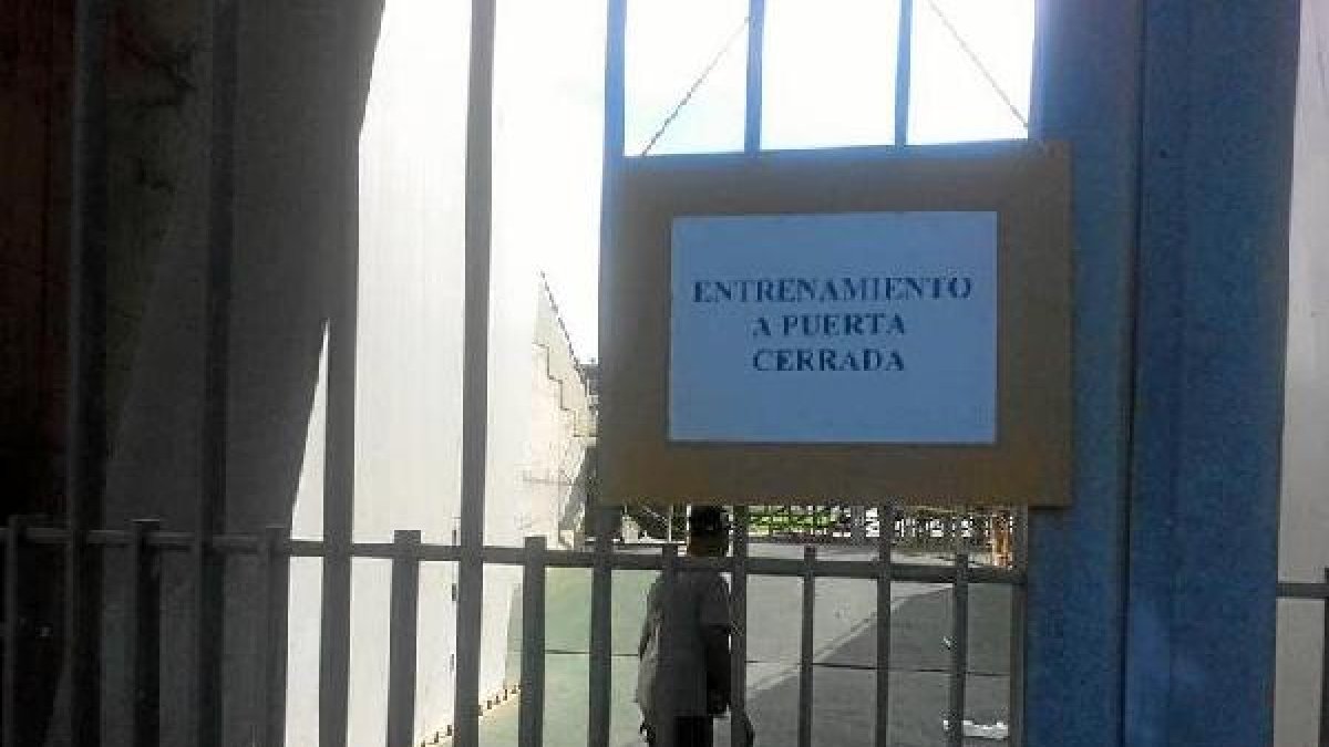 El Almería cierra las puertas.