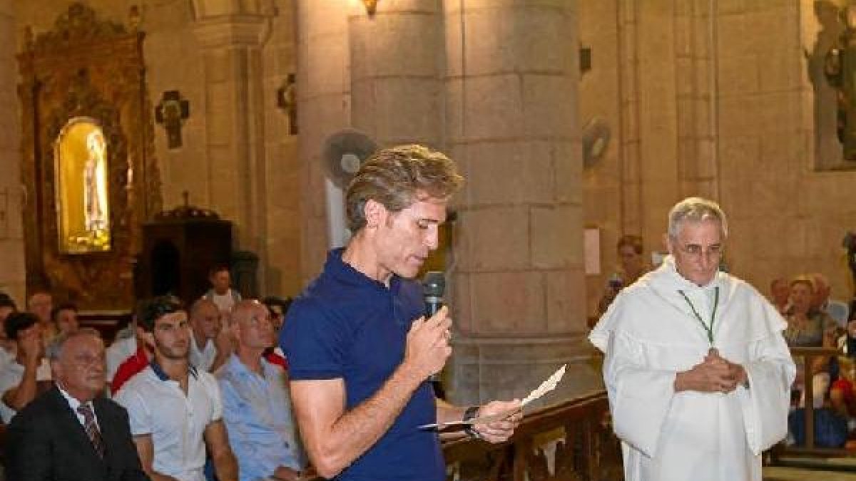 El capitán Corona le habla a la Virgen.