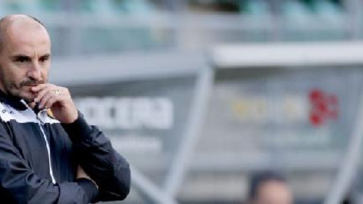 El Chapi Ferrer, pensativo en un partido de pretemporada.