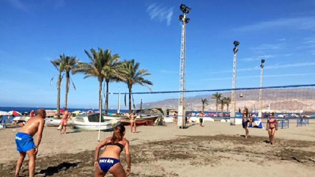 La playa de El Palmeral sigue siendo el templo del mejor voleibol.