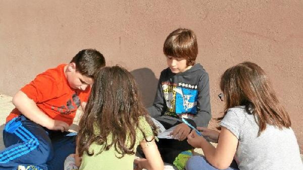 Imagen de menores disfrutando de una animada lectura en la mejor compañía.