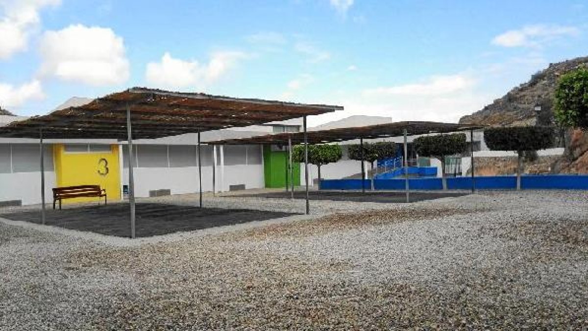 Zona de sombra instalada en el patio del colegio Bartolomé Flores.