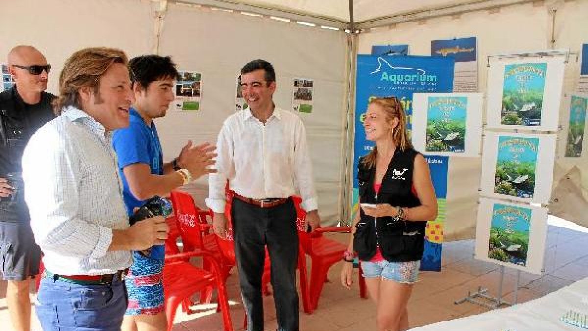 Autoridades y miembros del Aquarium y de Equinac en la carpa informativa.