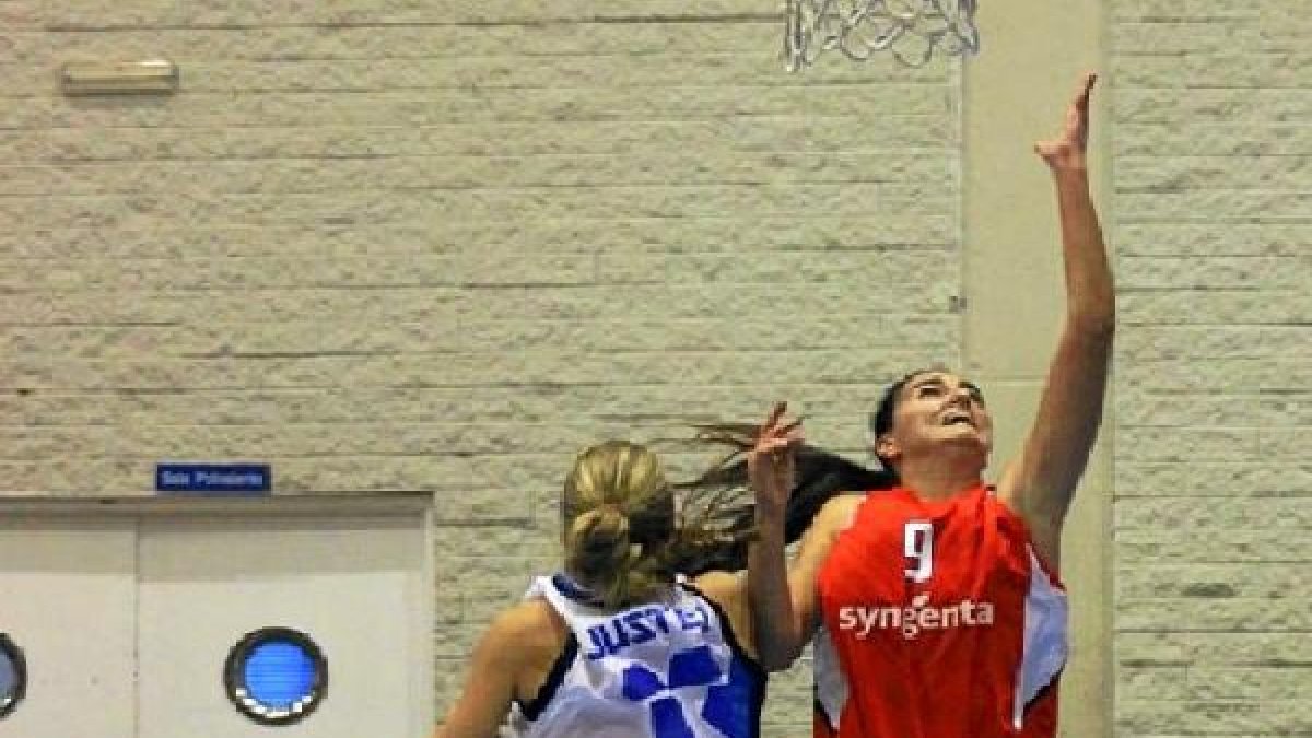 La jugadora defendiendo los colores del C. B. Almería.