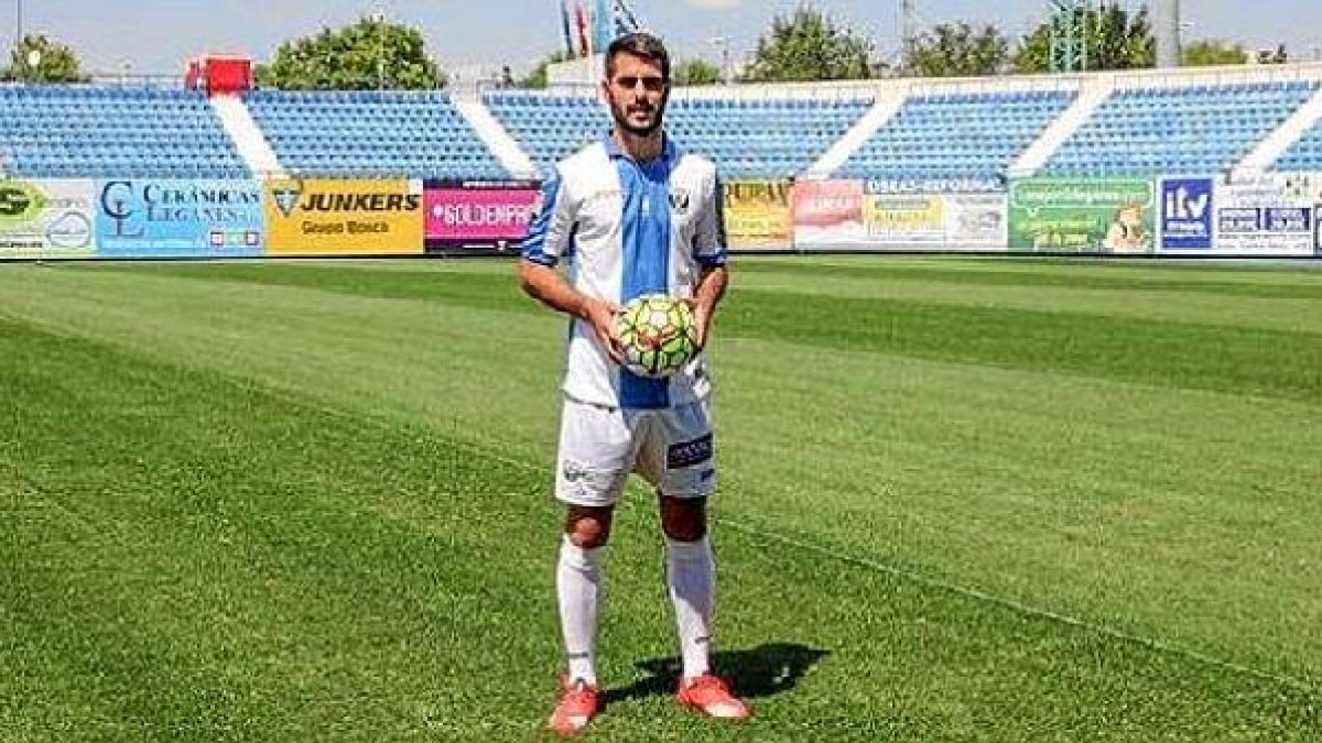 El nuevo refuerzo pepinero posa en Butarque.