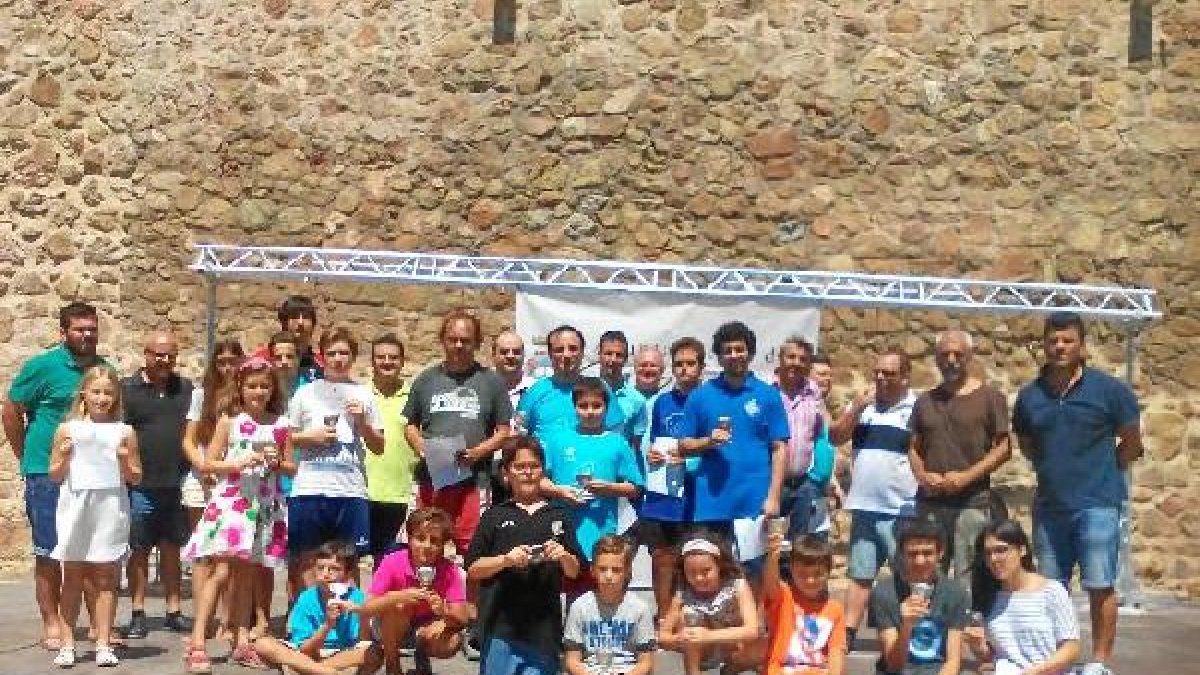 Los ganadores posan para la historia.