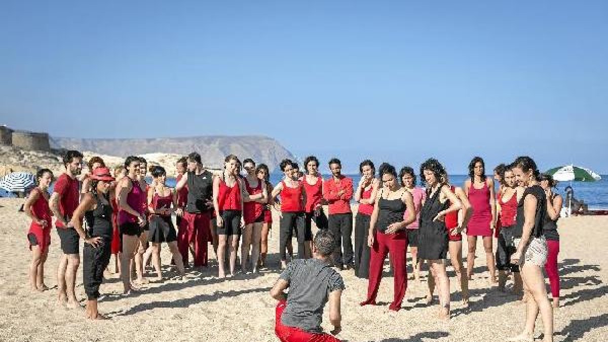 Alumnos realizando un taller al aire libre en una edición anterior del festival Costa Contemporánea.