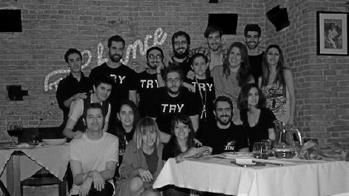Foto de familia tras una jornada de rodaje en Madrid.