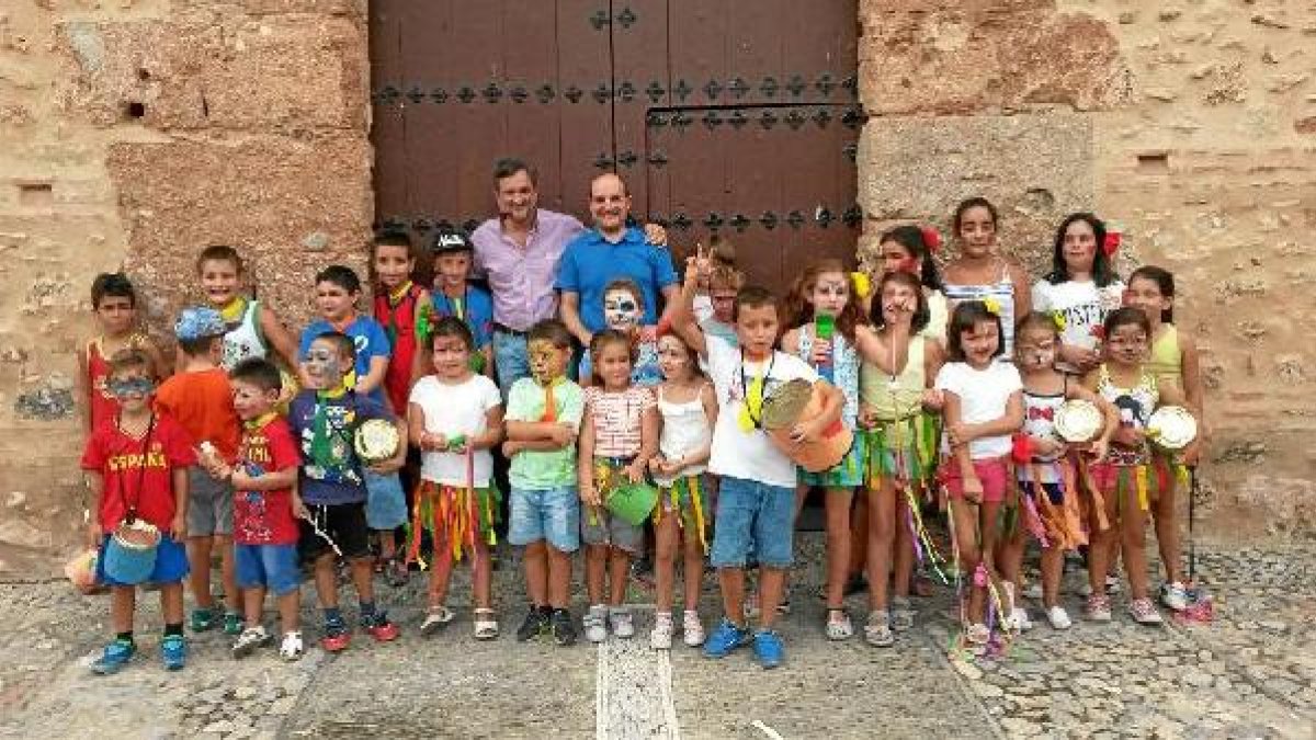 El diputado y el alcalde junto con los niños participantes.