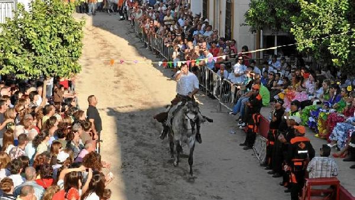Un caballista en una carrera de cintas.
