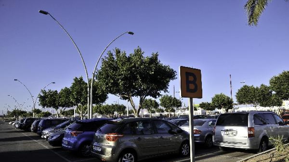 Imagen de vehículos aparcados en el estacionamiento junto al Estadio
