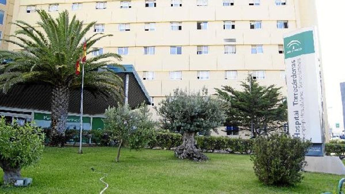 Permanece ingresado en el Hospital de Torrecárdenas.