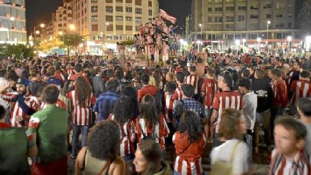 Las calles de Bilbao fueron tomadas por la afición.