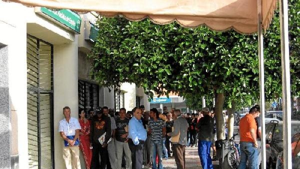 Colas de desempleados en una de las oficinas de empleo