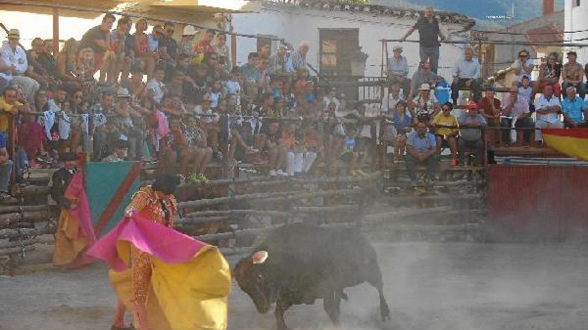 Jose Cabrera torea a la verónica al segundo de su lote en la plaza de Talanqueras de La Calahorra.