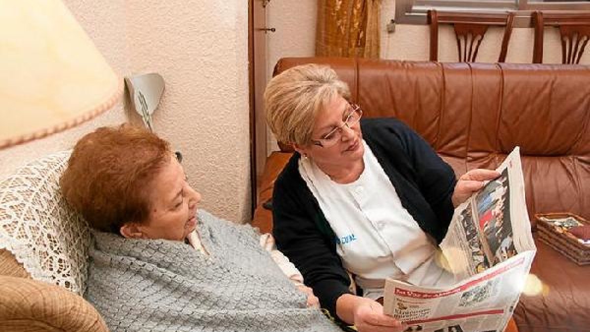 Una empleada de la empresa Cuidal, de FAAM, atiende a una dependiente.