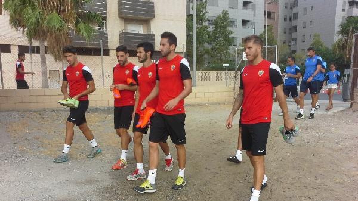 Futbolistas llegando al campo de la Vega de Acá.