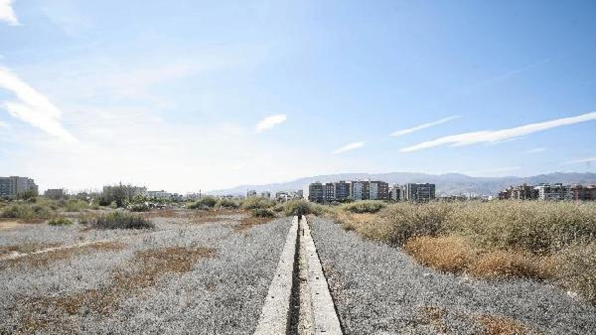 Los terrenos esperan la llegada de la pala para hacer la gran obra.