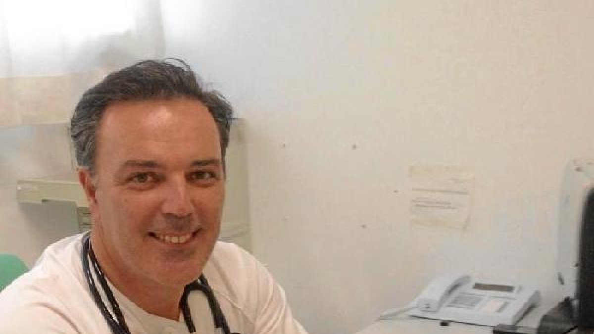 Francisco Llave en su consulta.