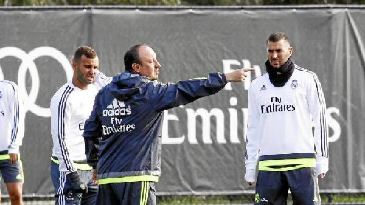 Rafa Benitez junto a Benzema en un entrenamiento.