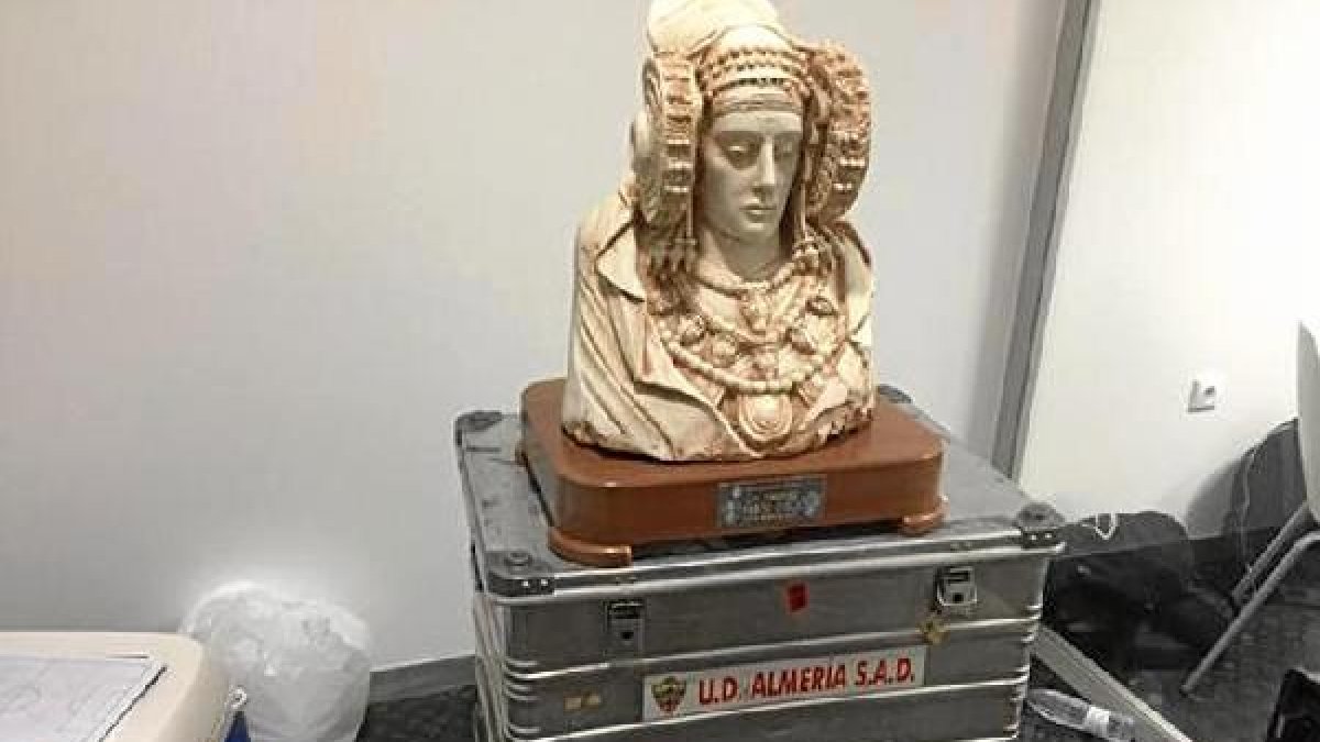 El Almería ya tiene dos Damas de Elche en sus vitrinas.