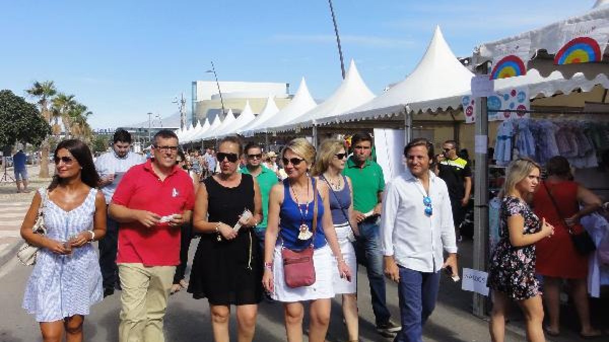 Los representantes del ayuntamiento visitan el mercado