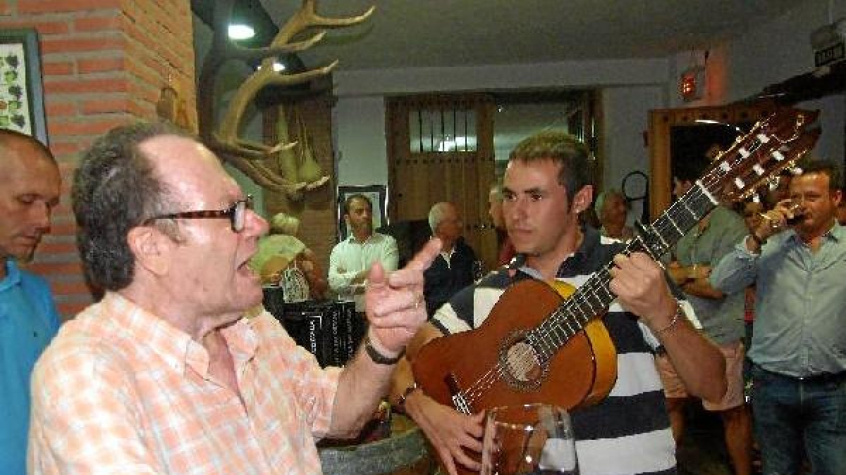 El cantaor almeriense Juan Gómez, acompañado a la guitarra por David Soto