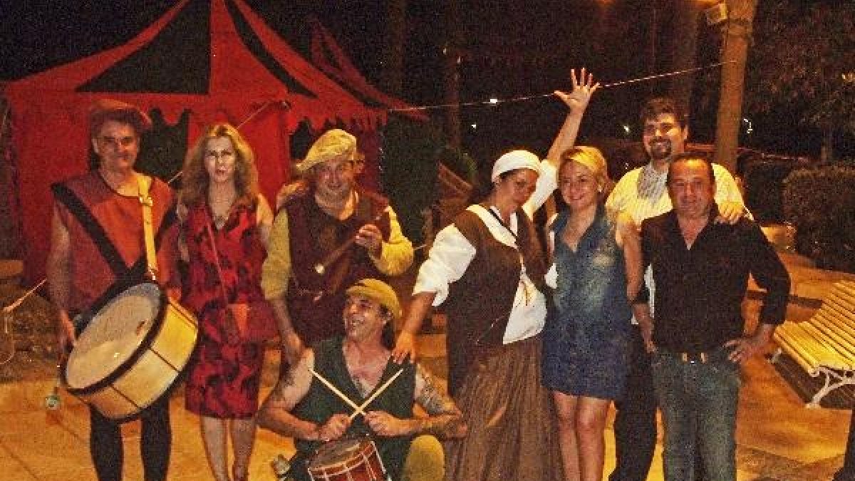 Eloisa Cabrera, María Dolores Ortega y Francisco Gutiérrez recorren el Mercado Medieval