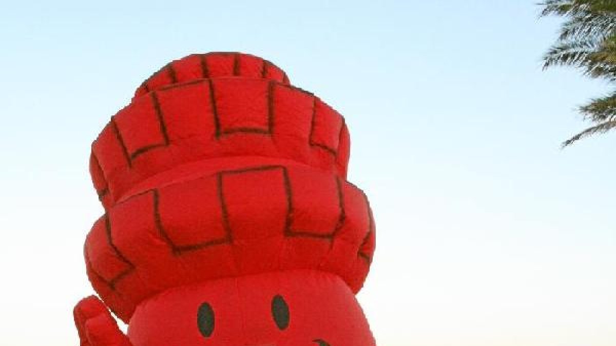 La mascota de las Cien Horas siempre presente.