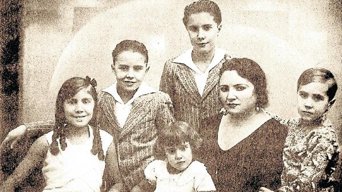 Gracia Lucas junto a sus cinco hijos dominguines