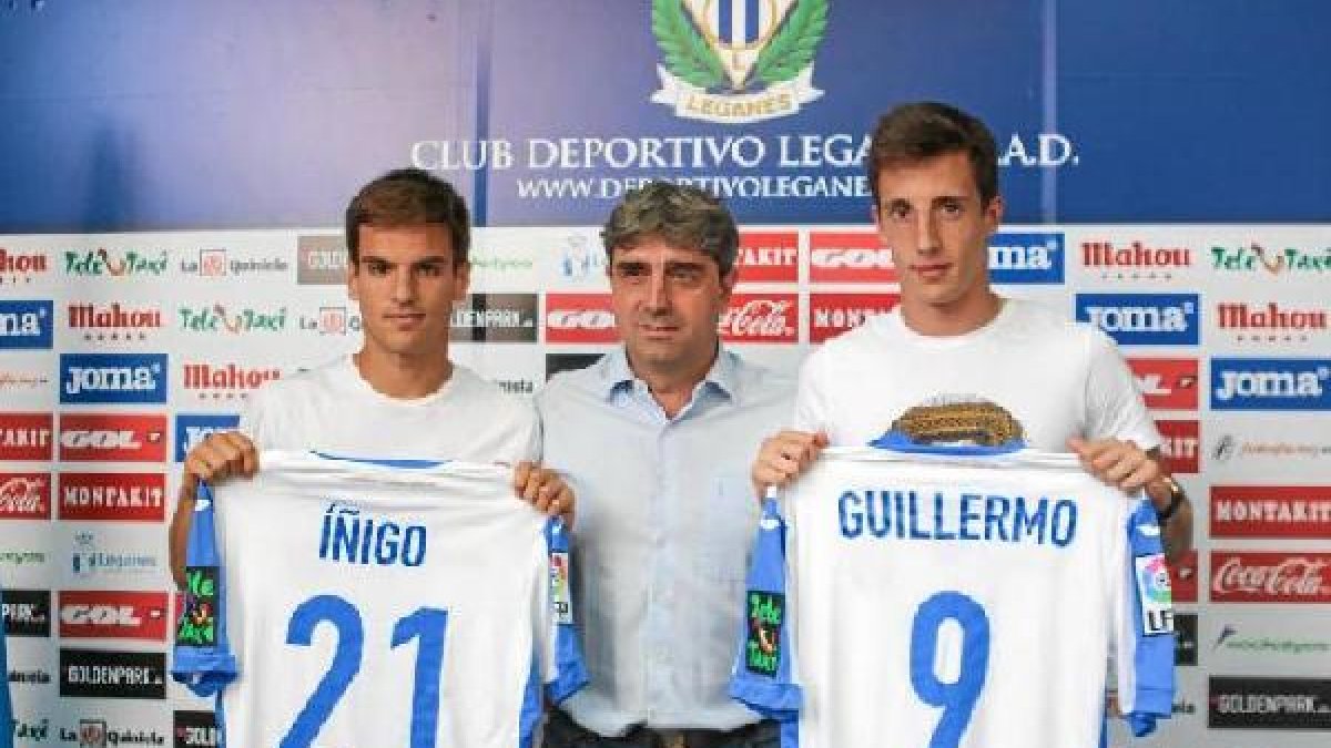 El director deportivo, Chema Indias, los presenta a pares.