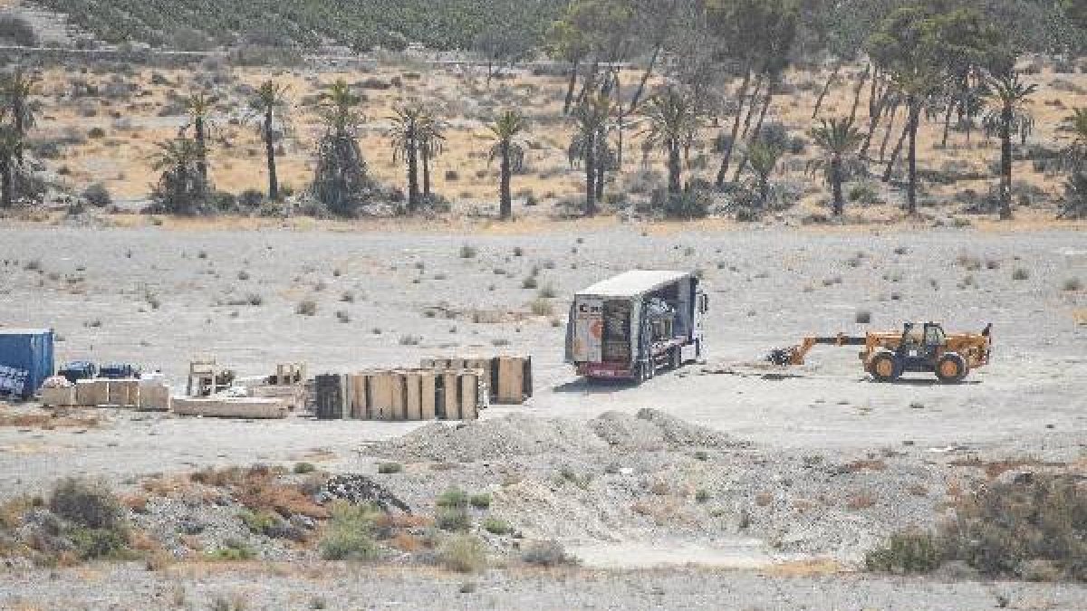 Camiones llegados de Belfast con materiales para los decorados, el miércoles en El Chorrillo.