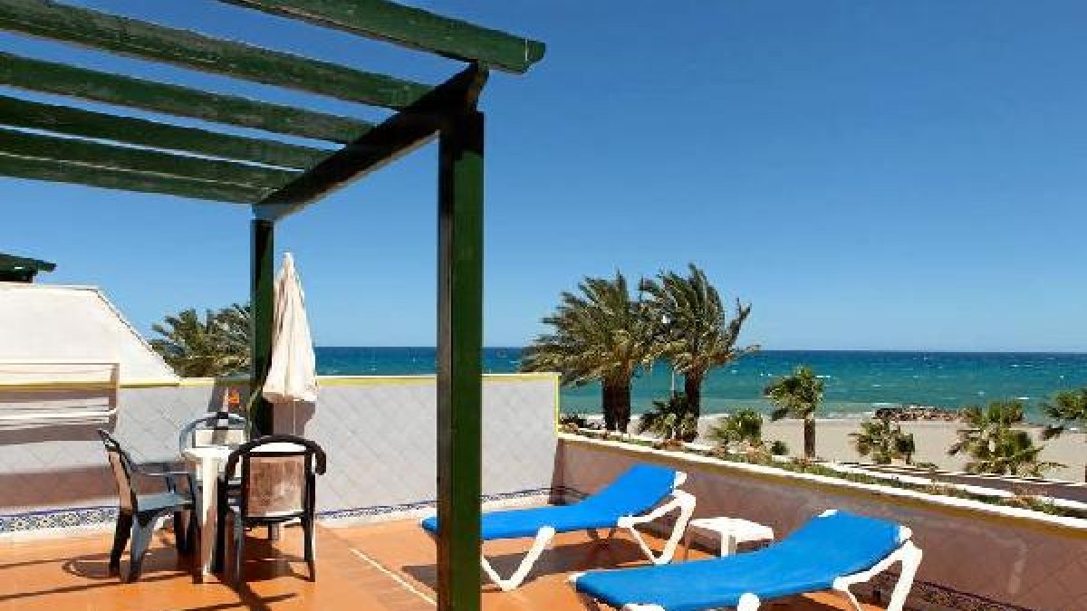 El hotel está en primera línea de la playa nudista.