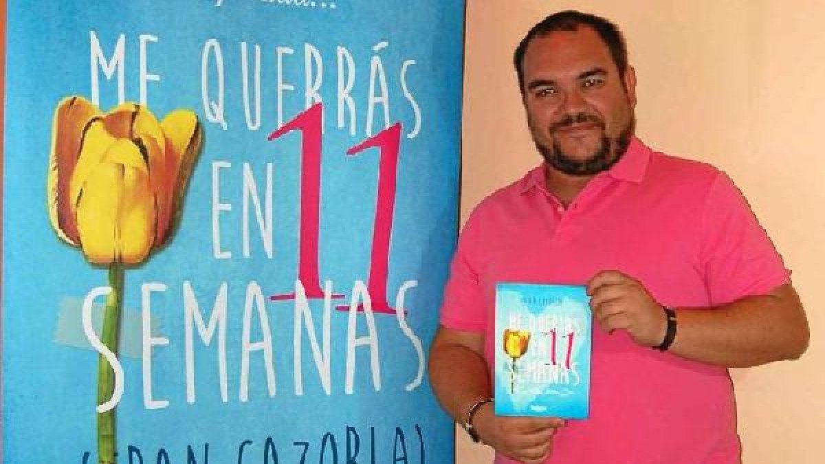 Imagen de Fran Cazorla junto a su libro ‘Mqeos’