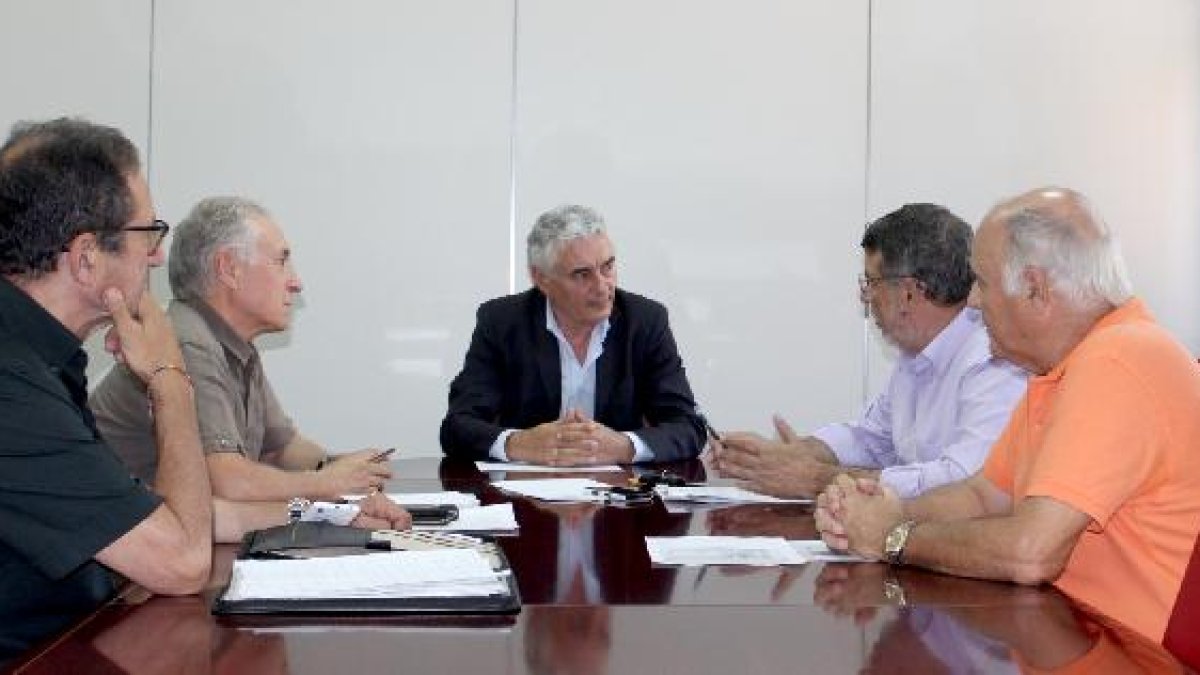 Jerónimo Pérez junto a representantes de Periodistas Solidarios.