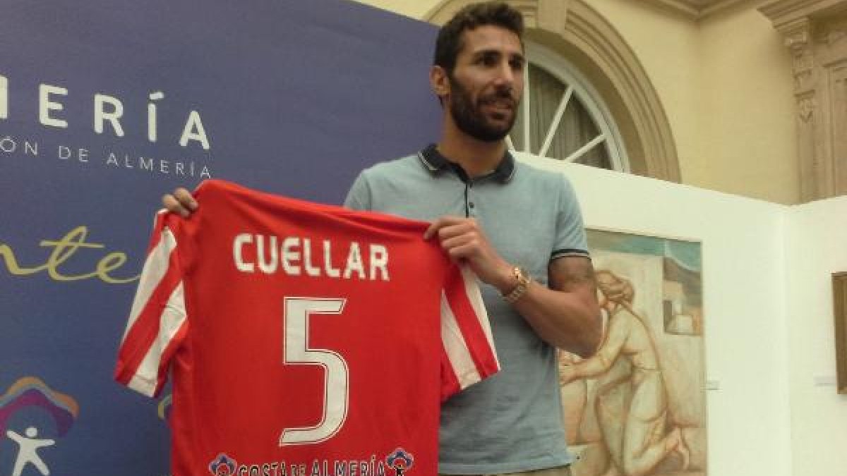 Cuéllar, con la camiseta del Almería.