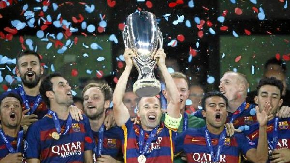 Iniesta celebra con sus compañeros la Supercopa.
