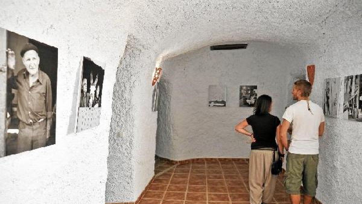 Visitantes a una exposición en la Casa Cueva de Terque.