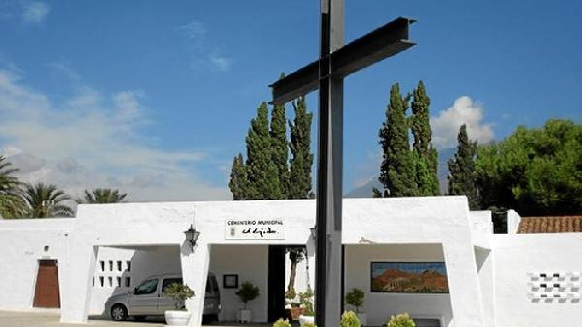 Entrada del cementerio de El Ejido.