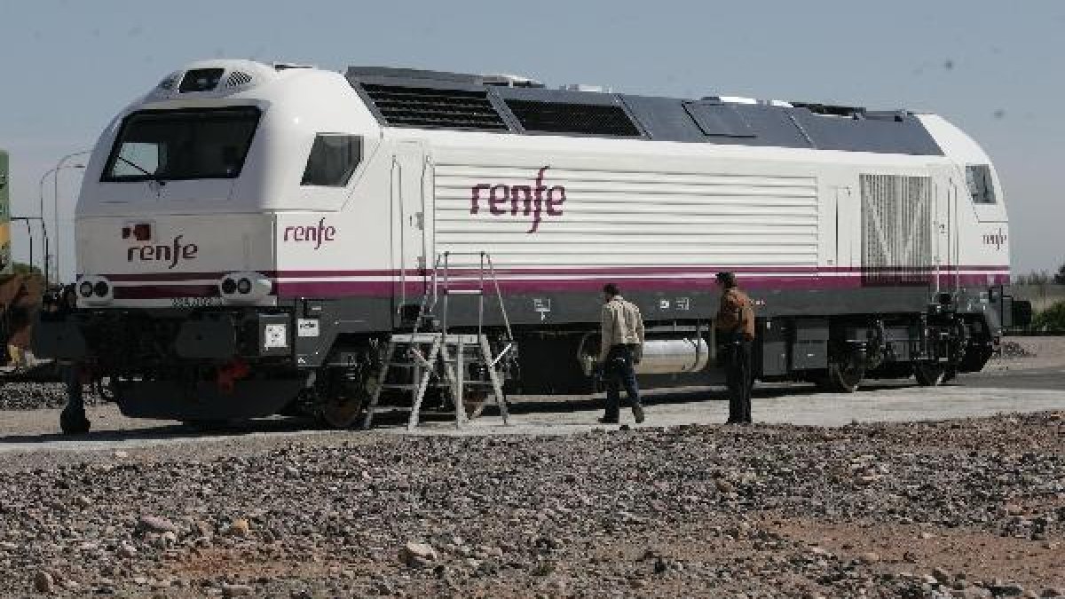 La máquina del tren Talgo que une Almería con Madrid tras sufrir una avería en uno de sus recorridos.