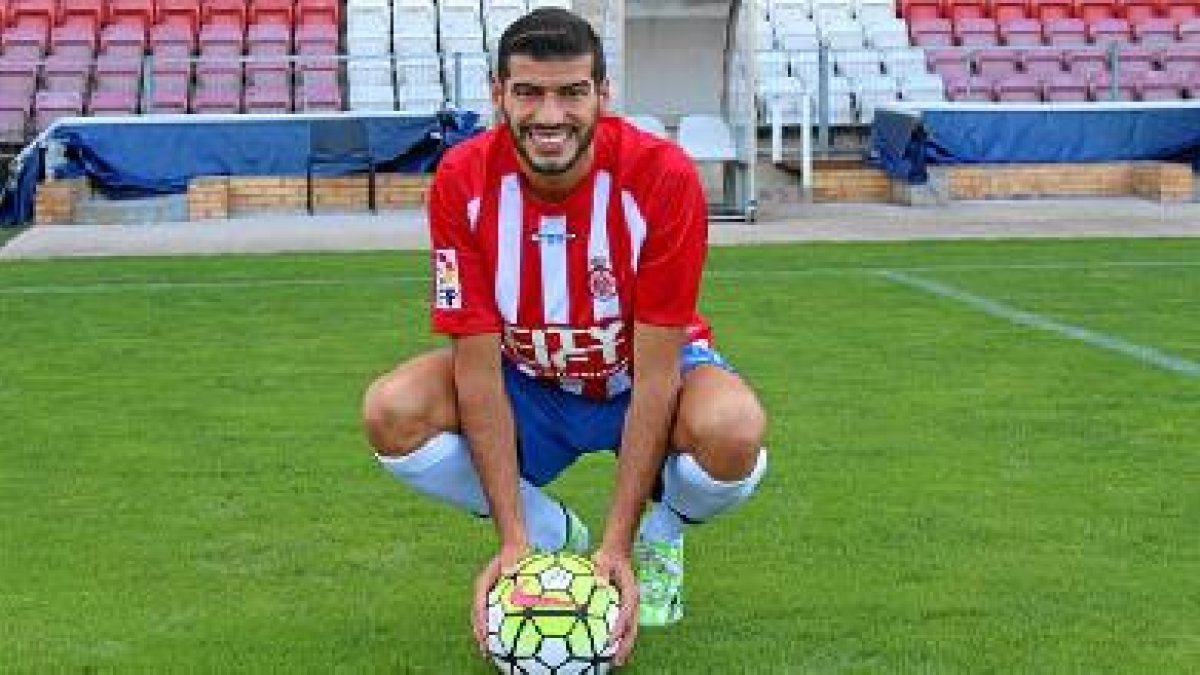 Javi Álamo con su nueva camiseta.