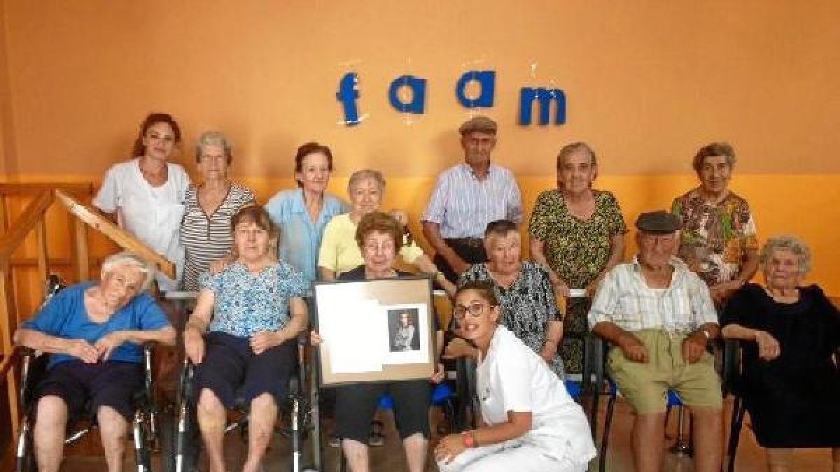 Mayores y profesionales con la fotografía firmada por doña Letizia.