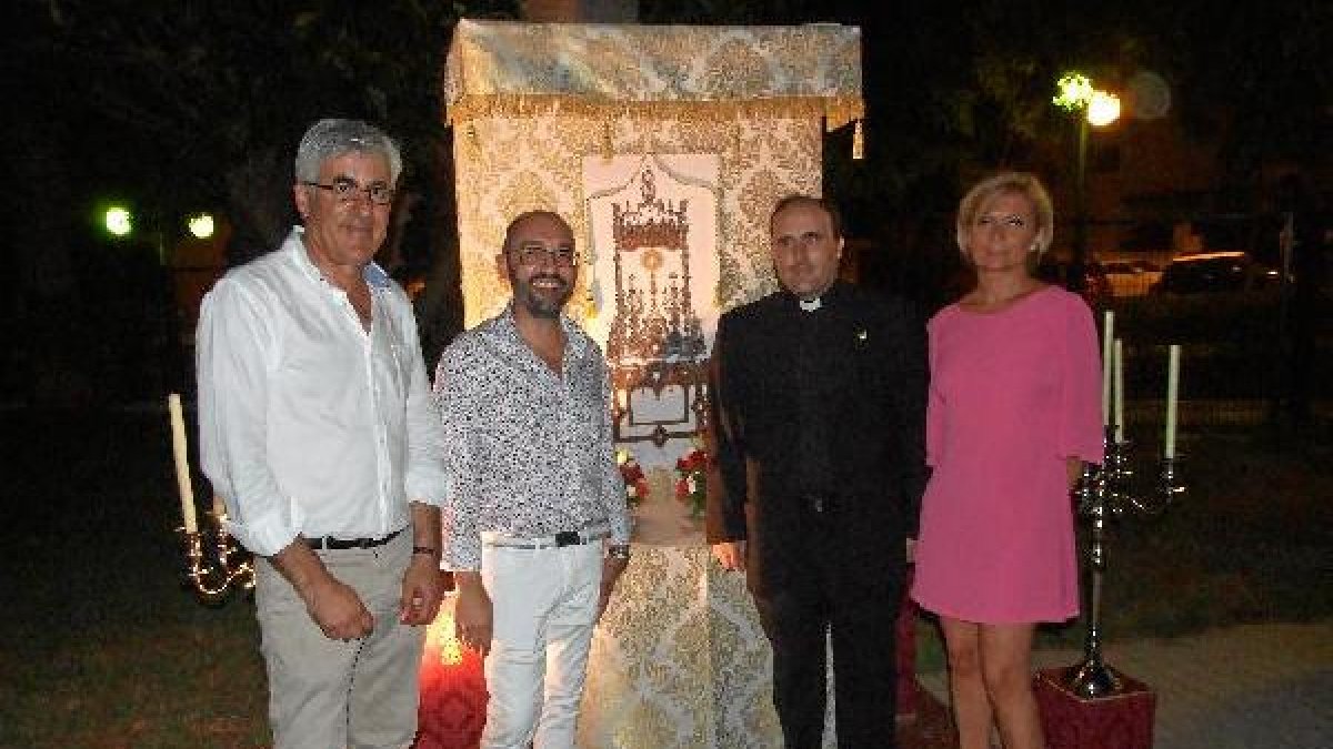 Organizadores de la cena junto al párroco de la iglesia de Nuestro Señor de la Preciosísima Sangre.