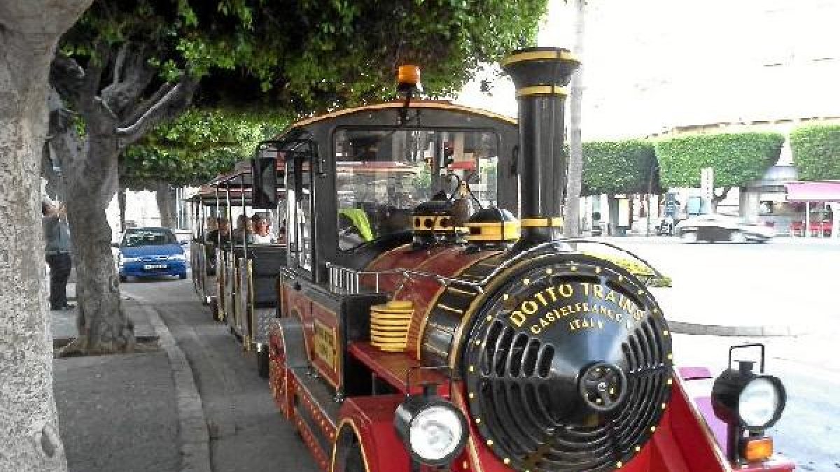 El tren turístico, que recorre el casco histórico, muestra la esencia de la ciudad