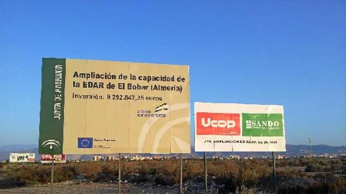 Carteles de las obras que actualmente están paradas