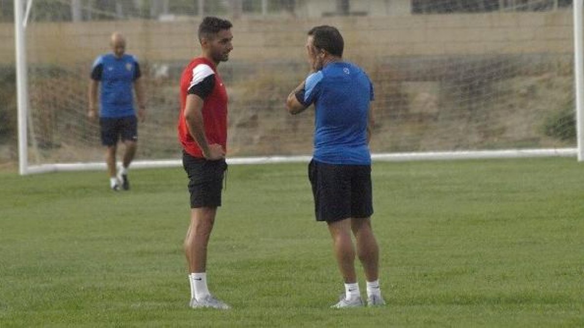 Trujillo dialoga con Sergi Barjuan este viernes durante su último entrenamiento con el Almería.